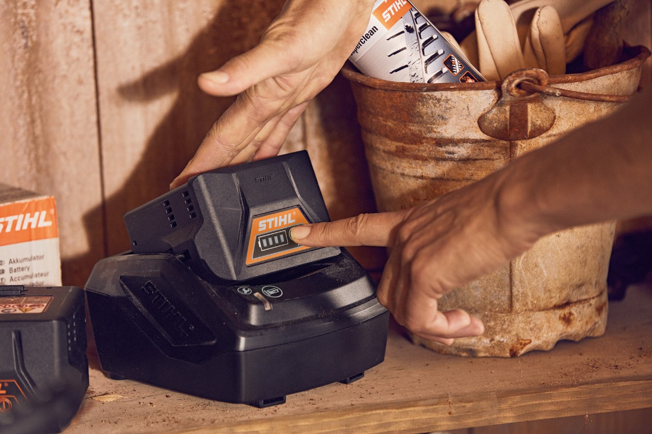 A STIHL AK 10 és AK 20 akkumulátorok gondozása a szerszámoskamrában