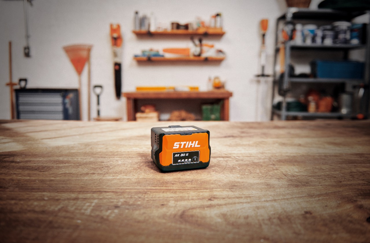 Műhely STIHL AK 30 S akkumulátorral egy faasztalon 