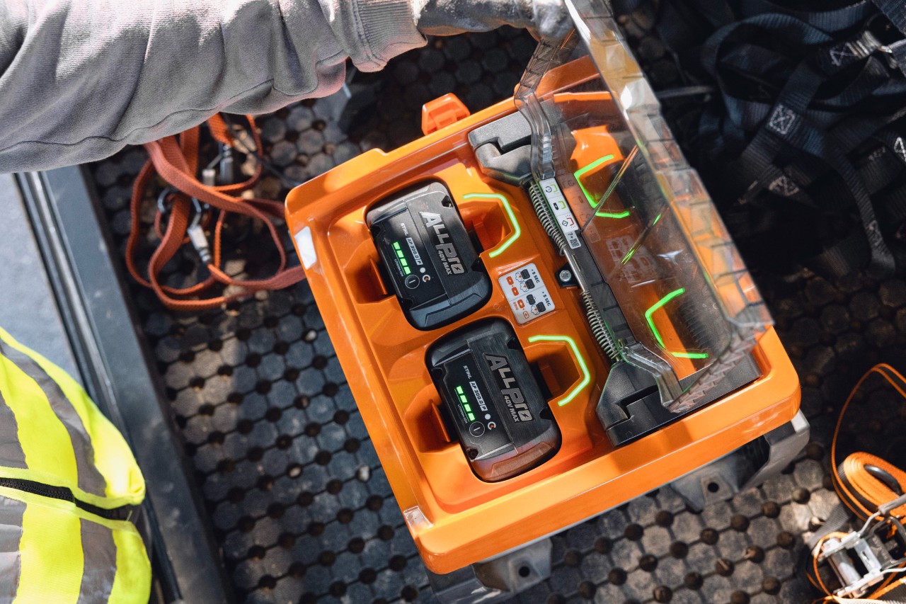 Teljesen feltöltött STIHL ALLPRO 300.0 P (C) akkumulátorok az AL 1802 MO hordozható töltőben