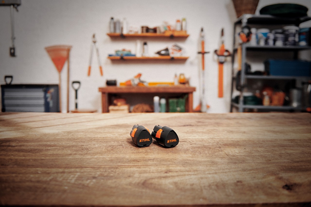Műhely STIHL AK 30 S akkumulátorral egy faasztalon 