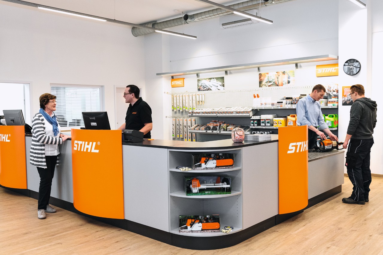 A STIHL szakkereskedés értékesítési tere alkalmazottakkal és vásárlókkal  