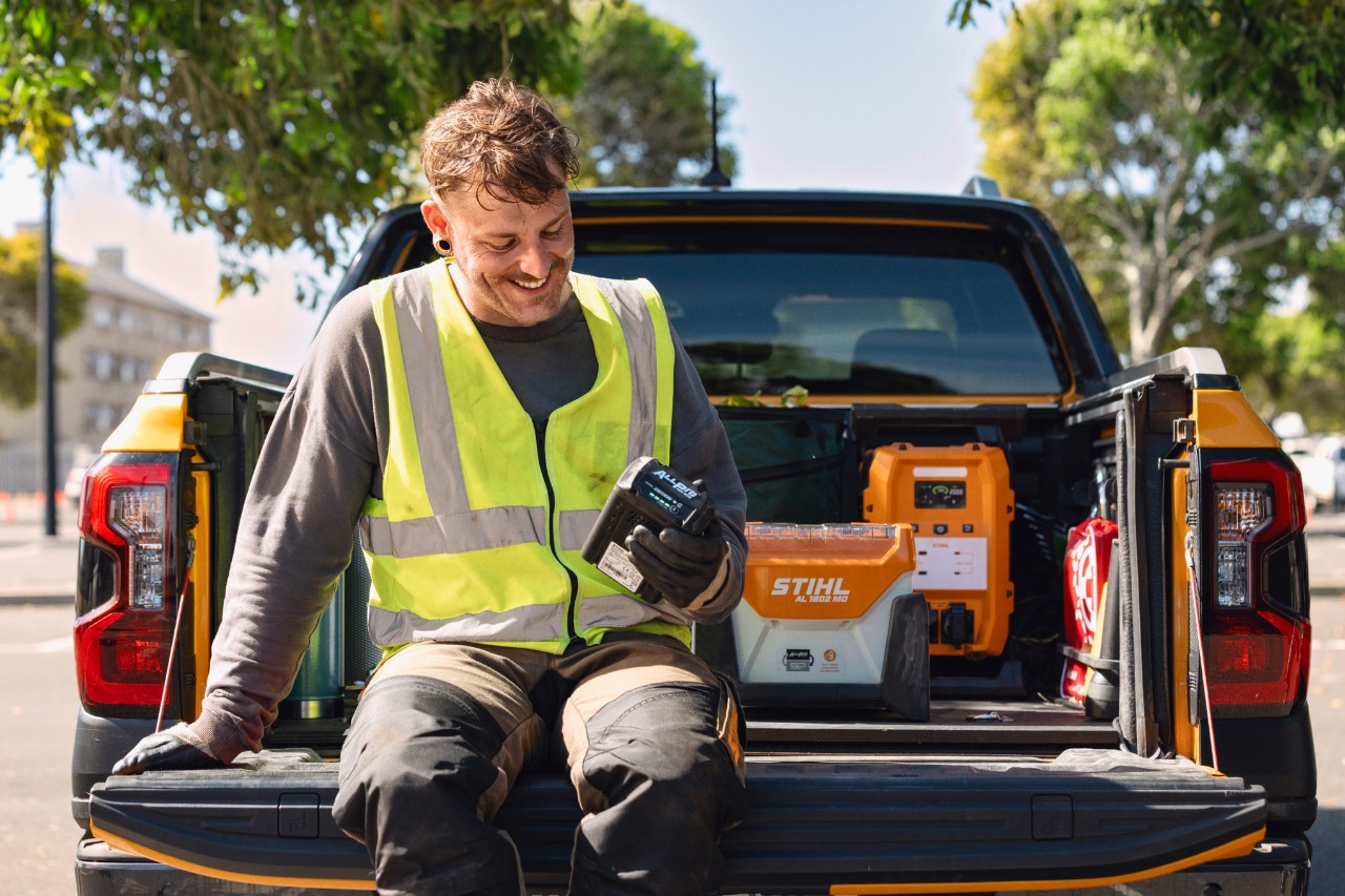 STIHL AL 1802 MO és STIHL PS 2000 hordozható töltők az ALLPRO akkumulátorok újratöltéséhez