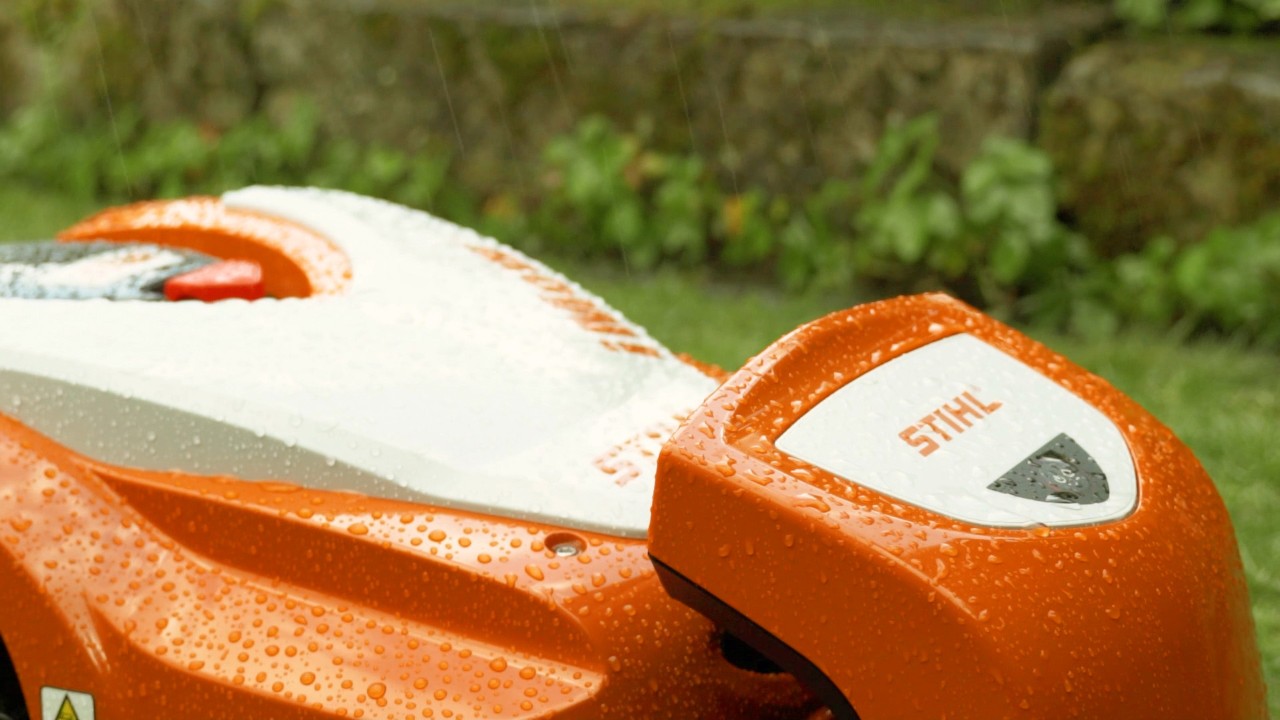 STIHL iMOW® a dokkolóállomásban esőben