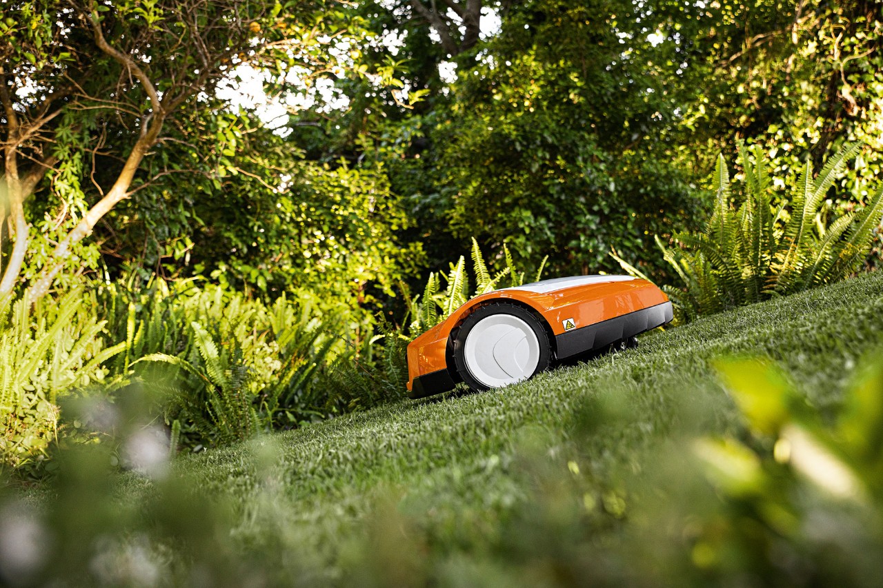  A STIHL iMOW® RMI 632 robotfűnyíró emelkedőn felfelé halad
